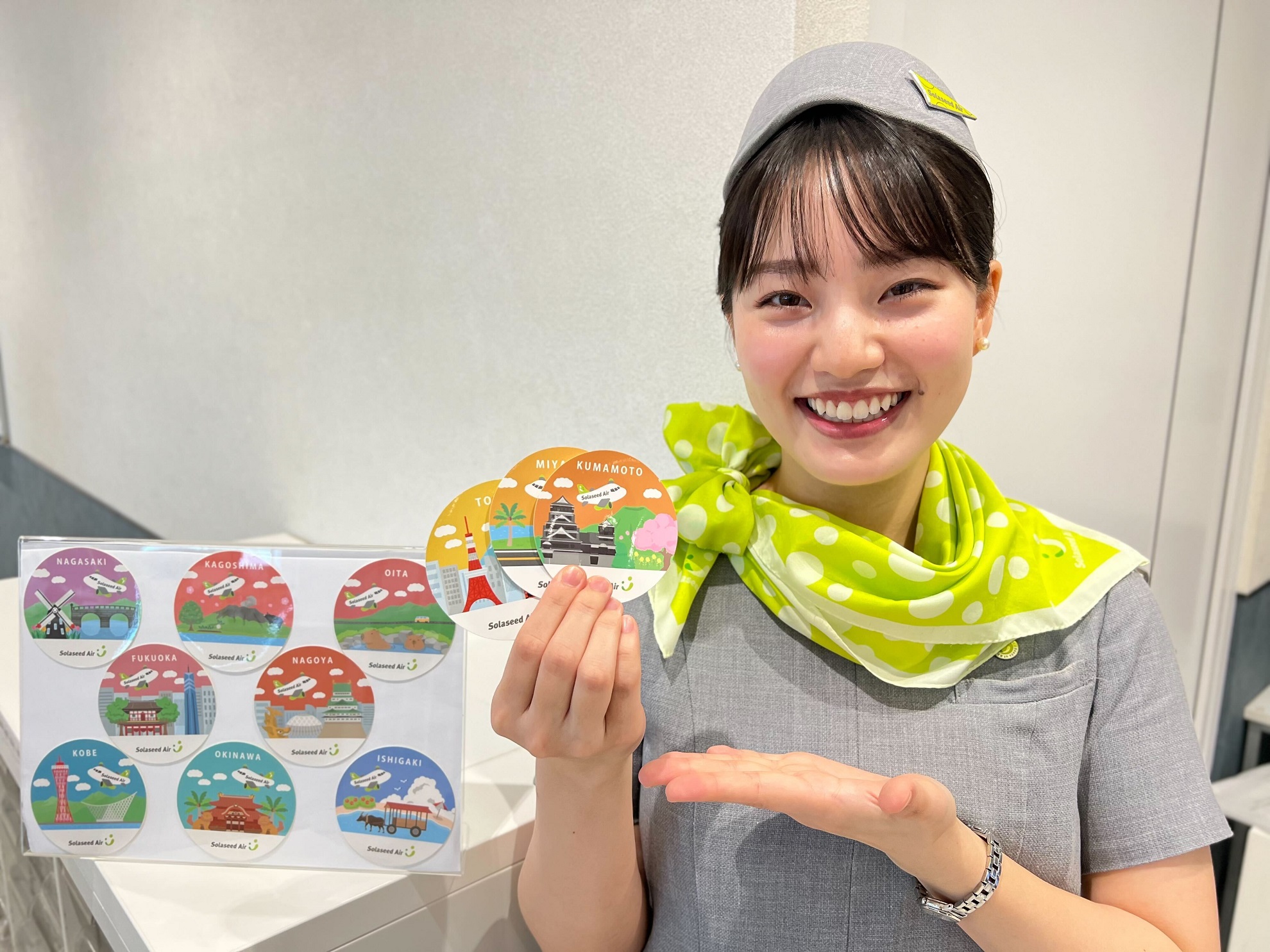 ステッカーと客室乗務員.jpg