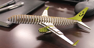 「d-torso」（ディー・トルソー）とソラシドエアがコラボした飛行機のペーパークラフト『d-torSolaseed』（ディートルソラシド） イメージ